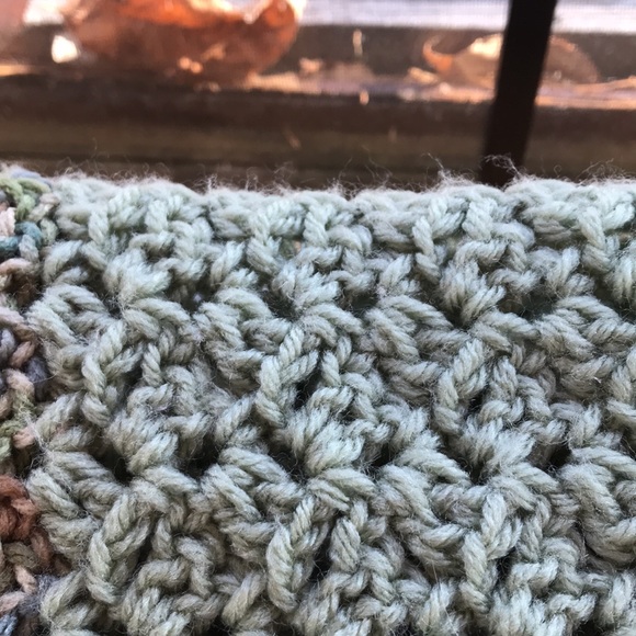 Gorgeous Vintage throw approx 66 x 46 inches green with pattern; versatile - Picture 7 of 7